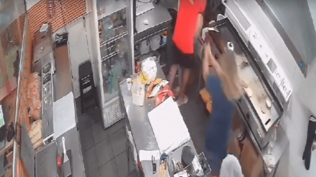 Câmera flagrou o momento em que a agressora invadiu a lanchonete | Reprodução/Redes sociais