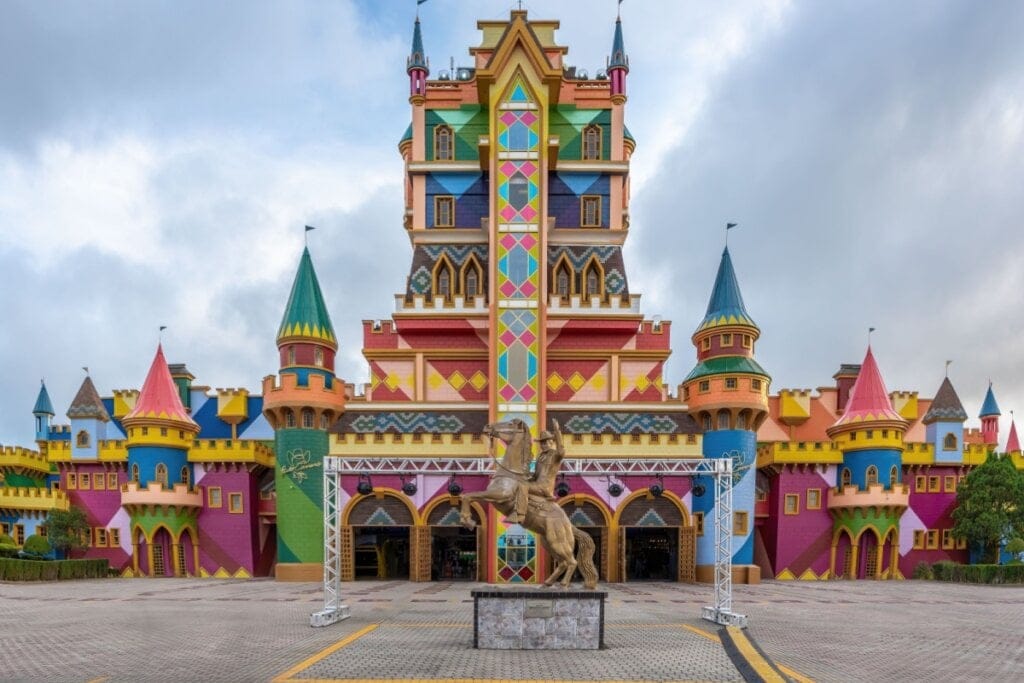 Imagem de um prédio colorido na entrada do parque Beto Carrero World 