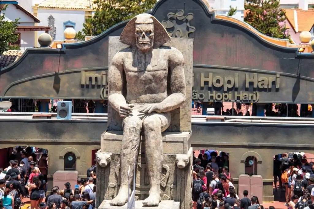 Imagem de uma estátua egípcia no parque Hopi Hari