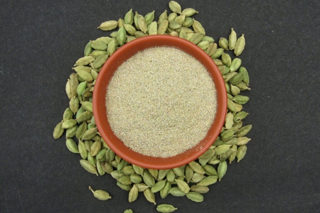 7 benefícios do cardamomo para a saúde e como usá-lo