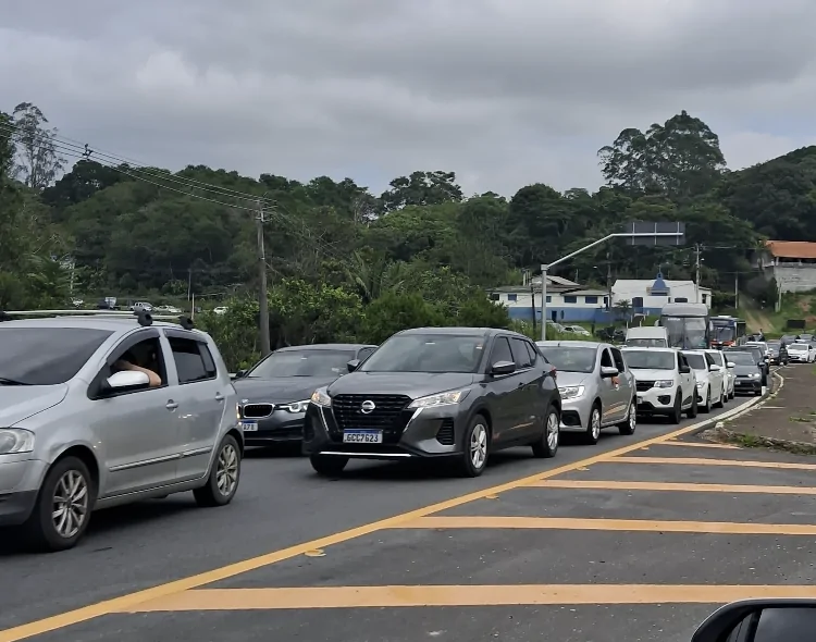 Volta do feriado provoca trânsito intenso na Mogi-Bertioga, diz CNL
