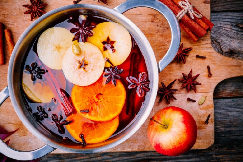 Chá de maçã com canela, anis, cravo e limão em panela