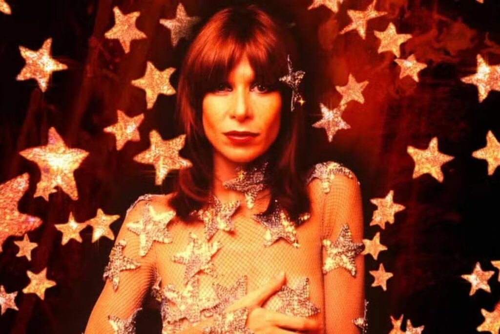 Rita Lee vestida com roupa cor da pele com estrelas brilhantes 