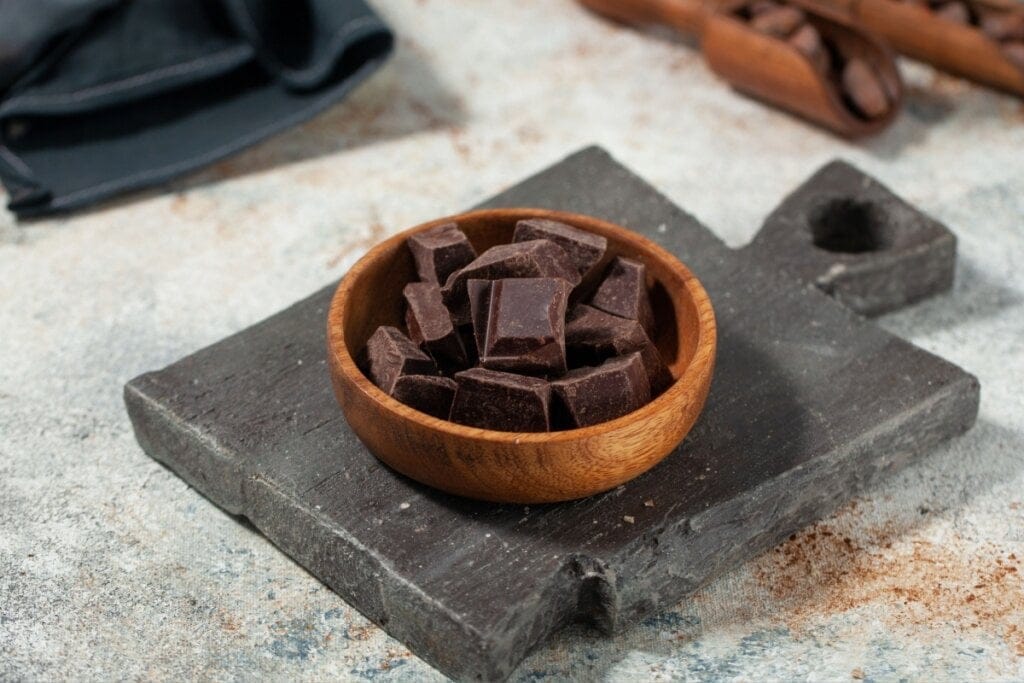 Recipiente de madeira com pedaços de chocolate