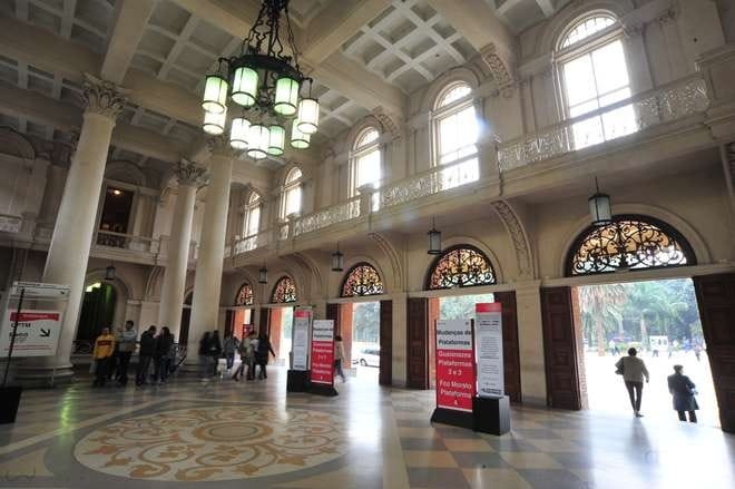 Mulher agride vigilante da CPTM com garrafa de vidro na estação da Luz