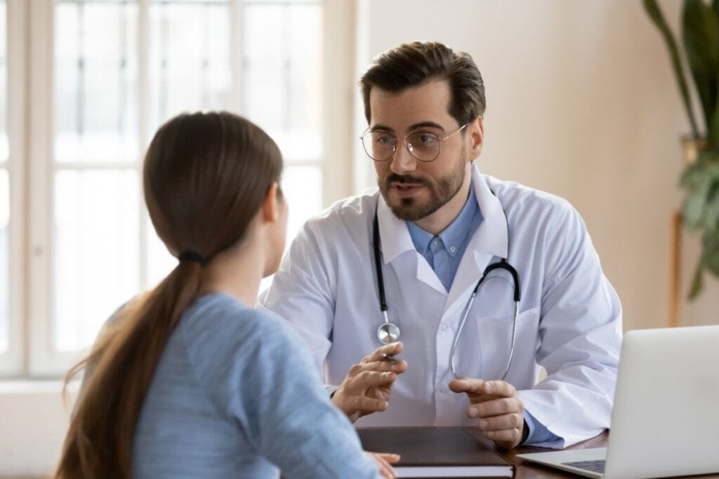 Paciente mulher se consultando com um médico