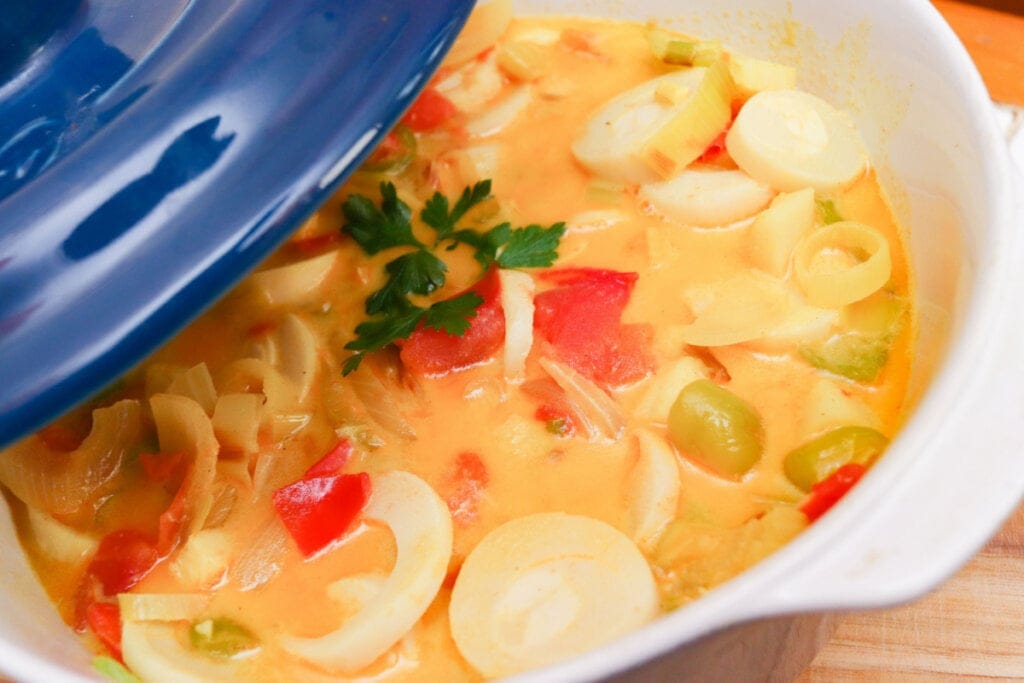 Moqueca de palmito em panela branca e azul