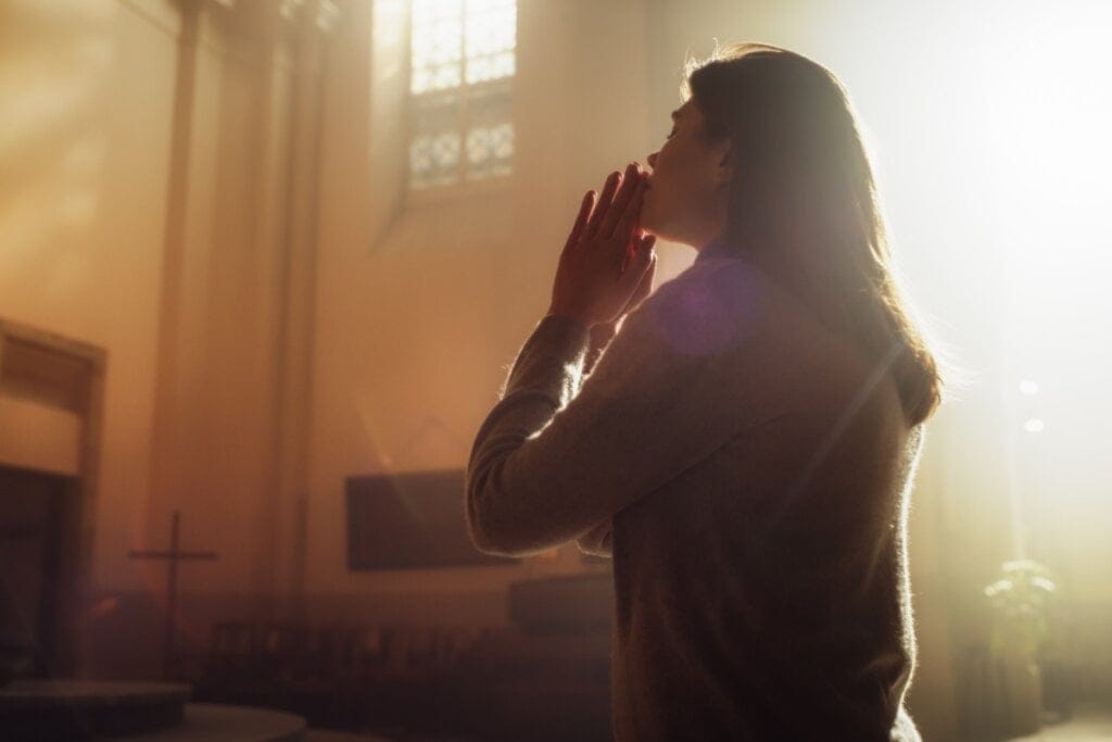 Mulher orando na igreja