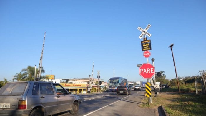 Motociclista de 22 anos morre ao ser atingido por trem de carga em Suzano