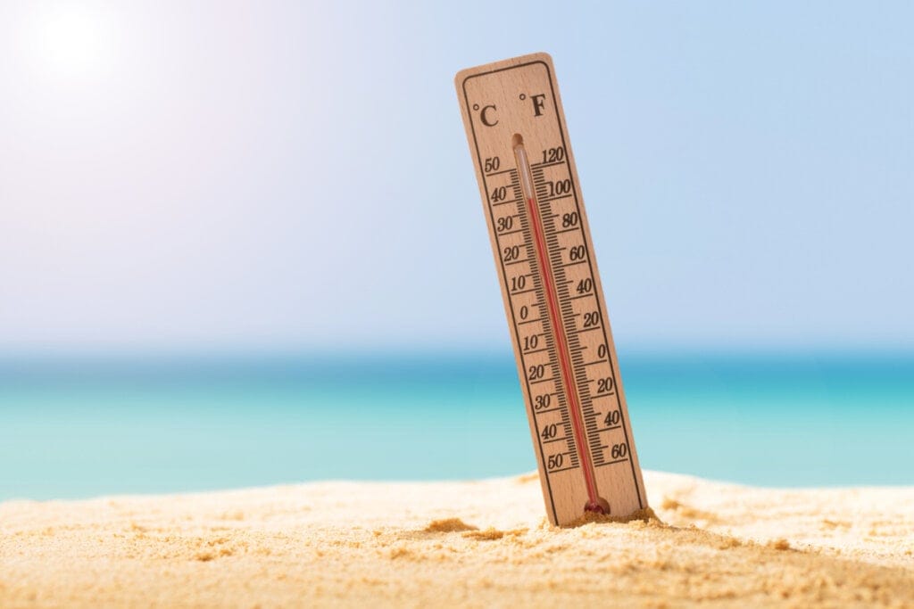 Termômetro em uma areia na praia