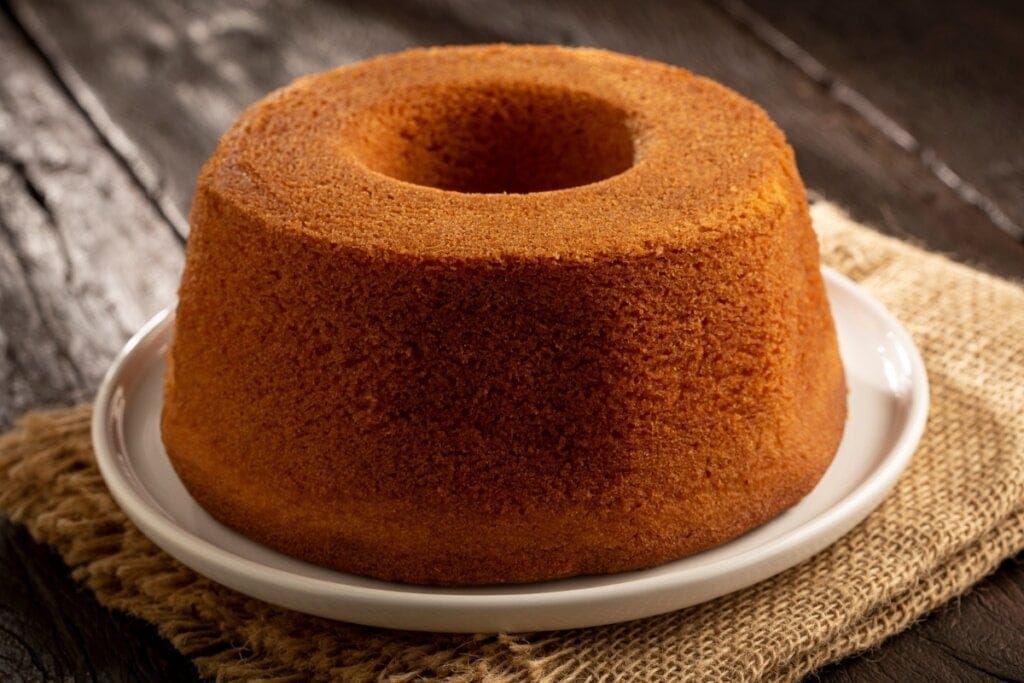Bolo de fubá em cima de um prato branco