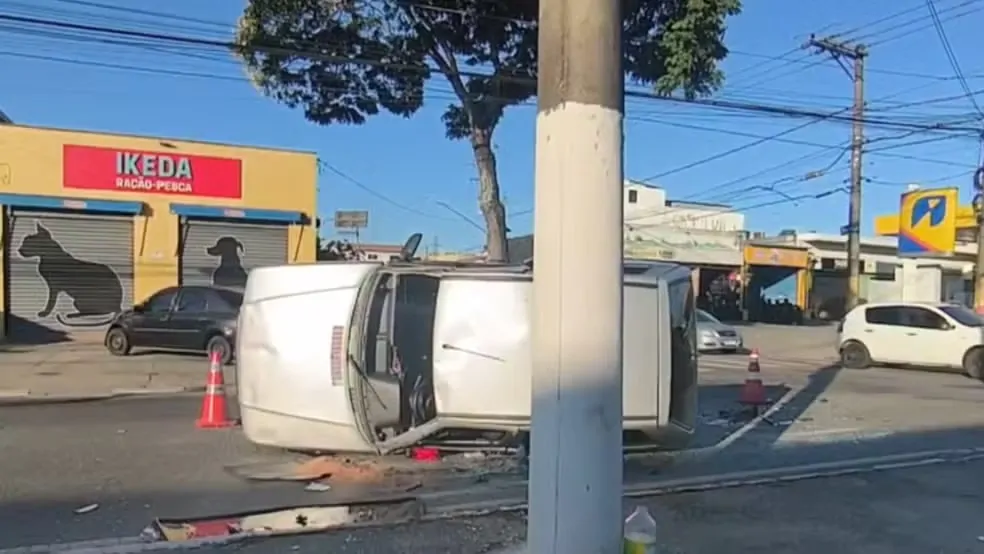 Carro avança sinal vermelho e causa acidente de trânsito em Mogi; duas pessoas ficaram feridas