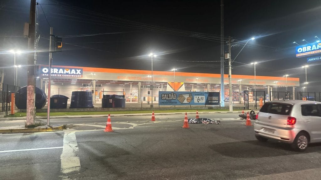 Após o impacto entre os veículos, a motocicleta da vítima pegou fogo | Foto: Divulgação