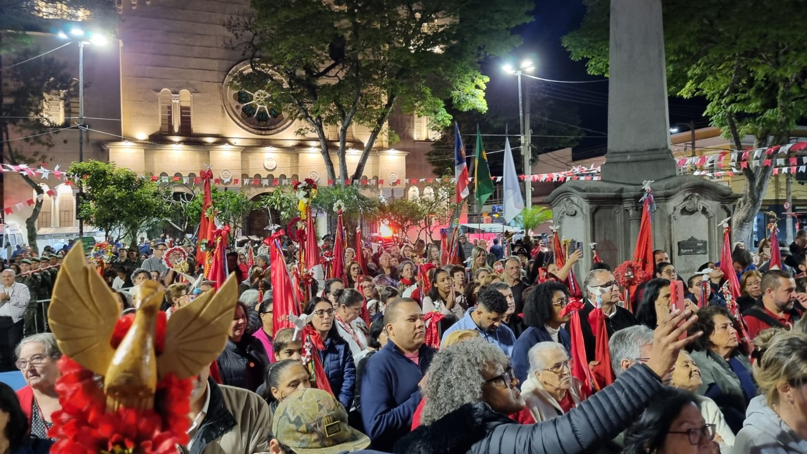 Abertura da Festa do Divino reúne dezenas de fiéis em frente à Catedral de Sant'Ana