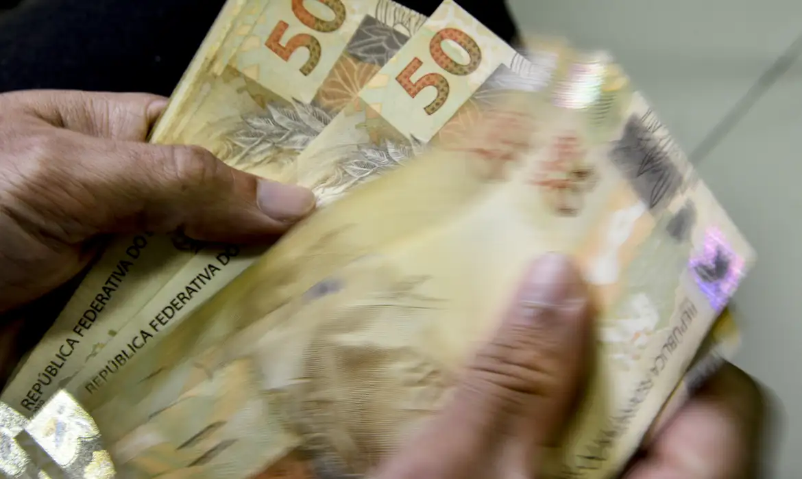 Aposentados do INSS que ganham mais que o salário mínimo começam a receber o 13º