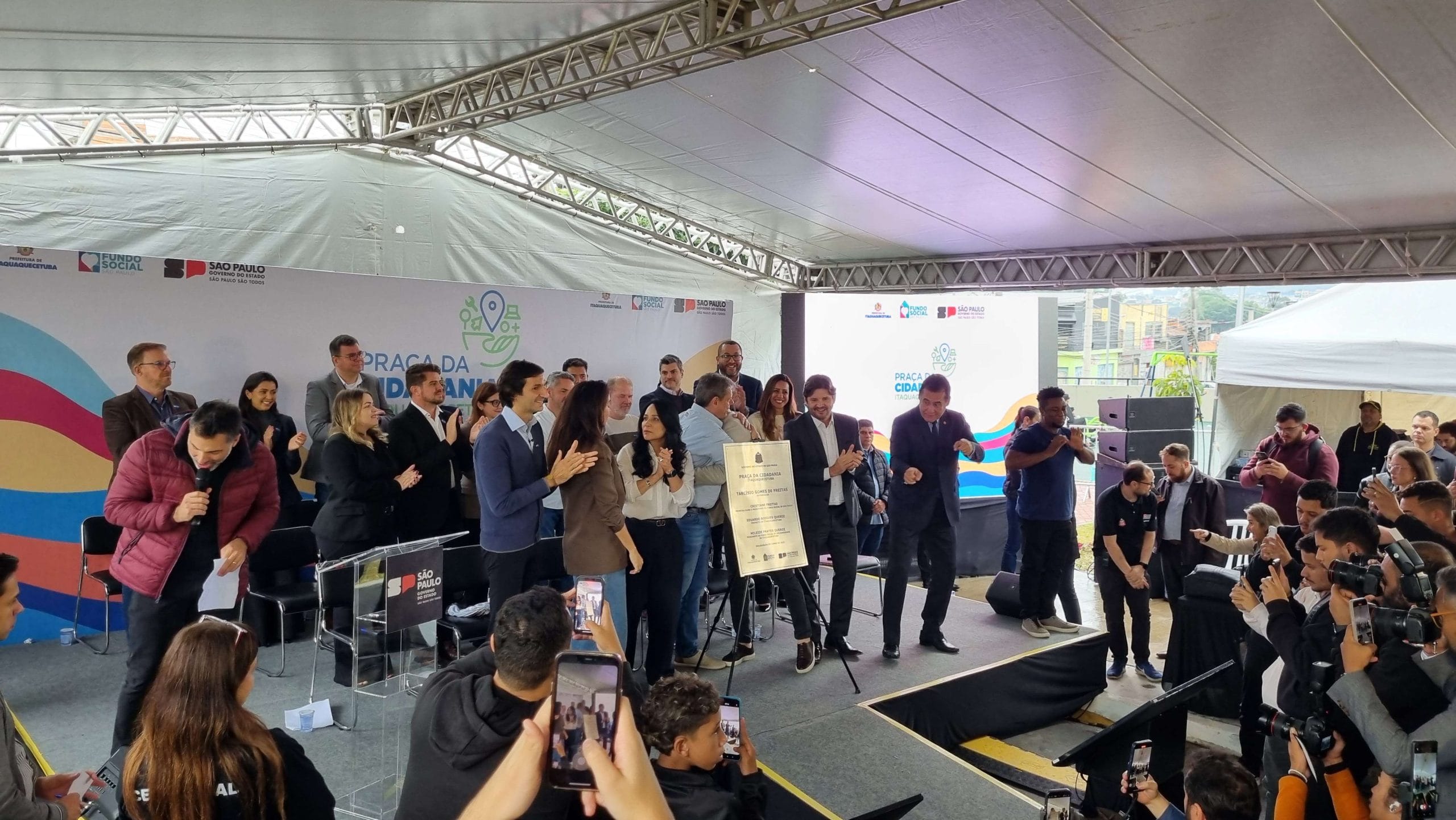 Em Itaquaquecetuba, governador participa de entrega de Praça da Cidadania