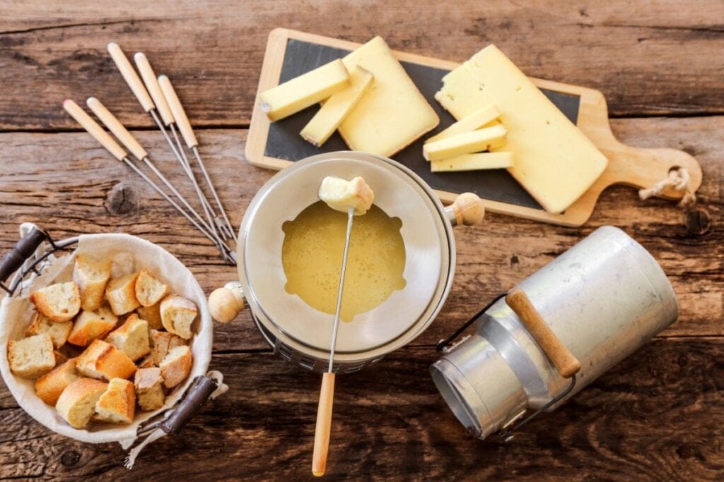 Panela de fondue com fondue savoyarde
