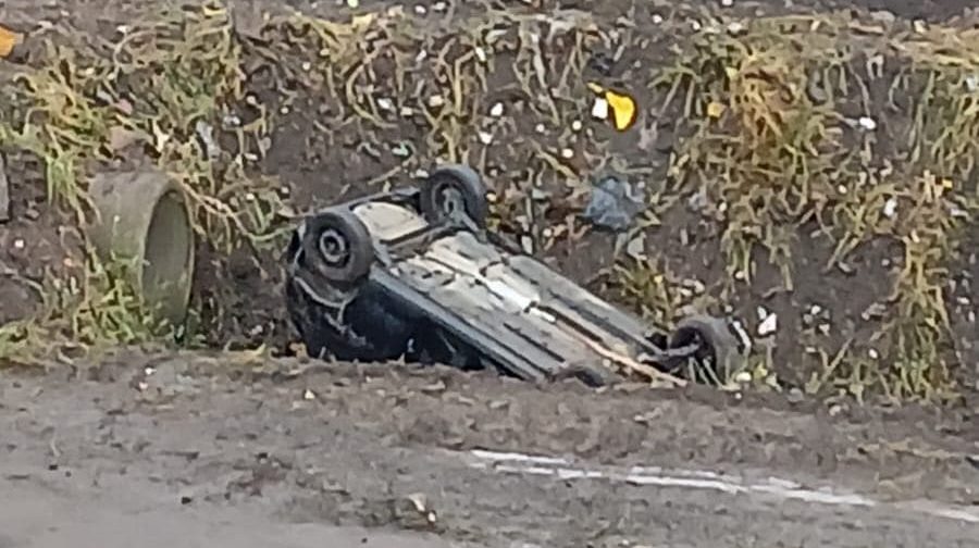 Carro capota em córrego e vítimas são salvas pela GCM de Mogi