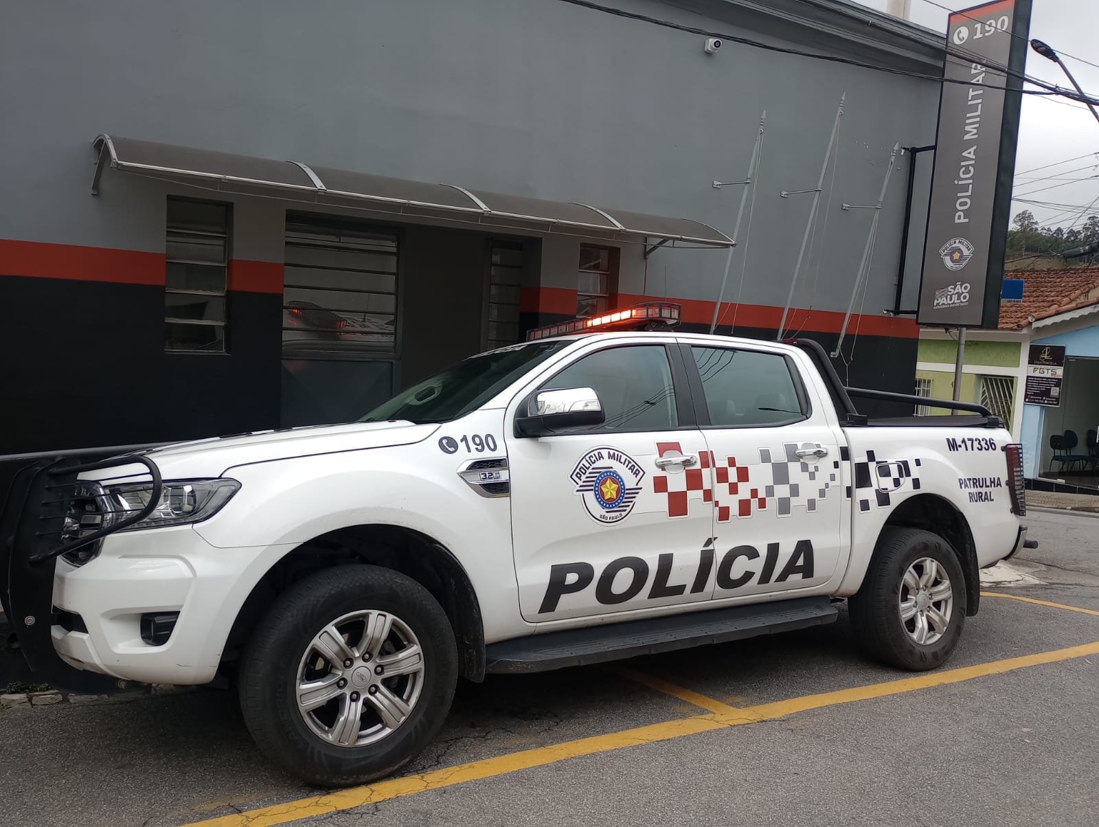 Homem é preso após esfaquear a companheira, em Salesópolis