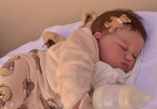 Homem é preso após agredir bebê de 4 meses achando que era boneca reborn, em BH