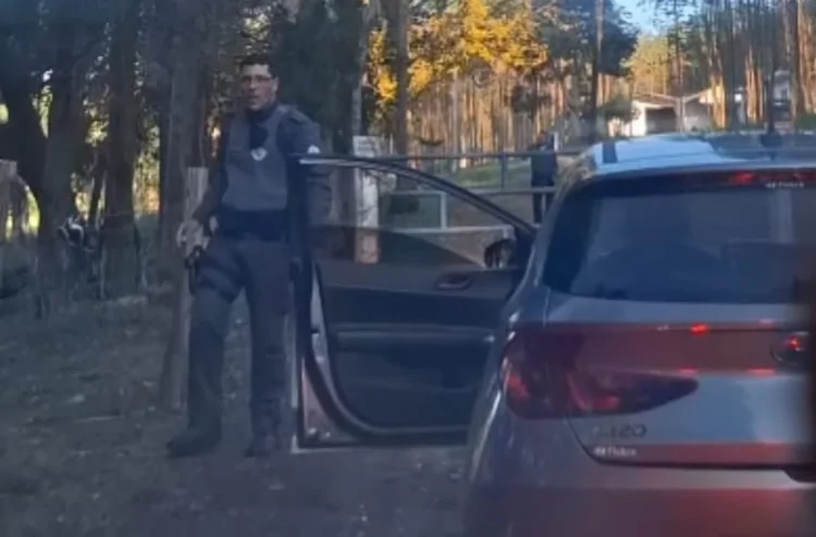PM recupera carro furtado e prende suspeito em Suzano; veja vídeo