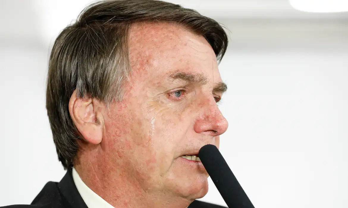 PF cumpre mandados na casa de Jair Bolsonaro, que terá que usar tornozeleira eletrônica
