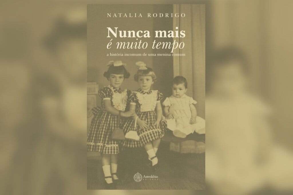 Capa do livro Nunca mais é muito tempo com três crianças vestindo roupas de época olhando para a frente. A imagem está desfocada e na cor amarela