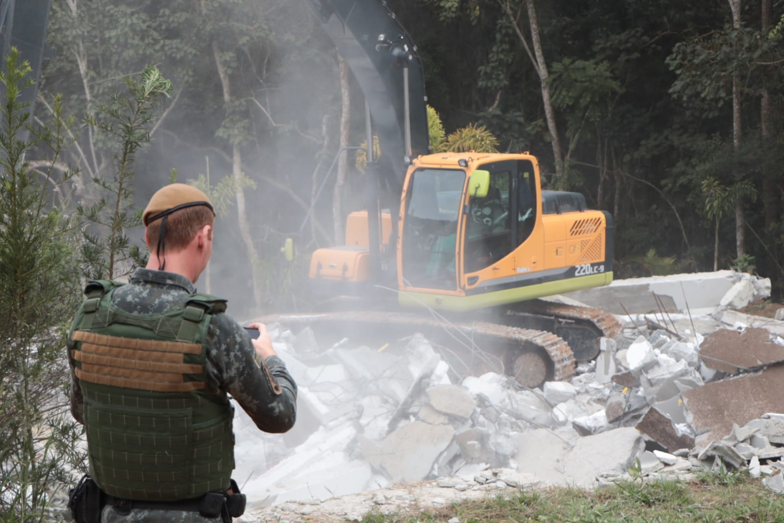 Fiscalização interrompe e demole construções ilegais nas margens da Índio Tibiriçá, em Suzano