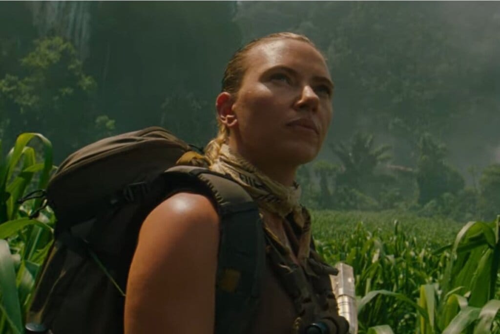 Atriz scarlett johansson olhando para o lado e com uma mochila nas costas em cena do filme "Jurassic World: Recomeço"