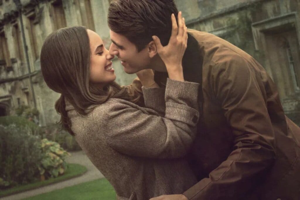 Capa do filme Meu Ano em Oxford com os protagonistas abraçados e sorrindo um de frente para o outro 