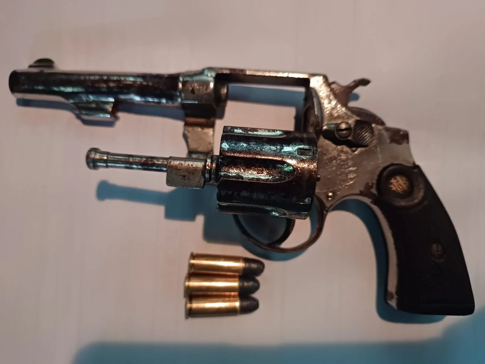 Policial de folga reage a tentativa de assalto e suspeito é baleado em Suzano