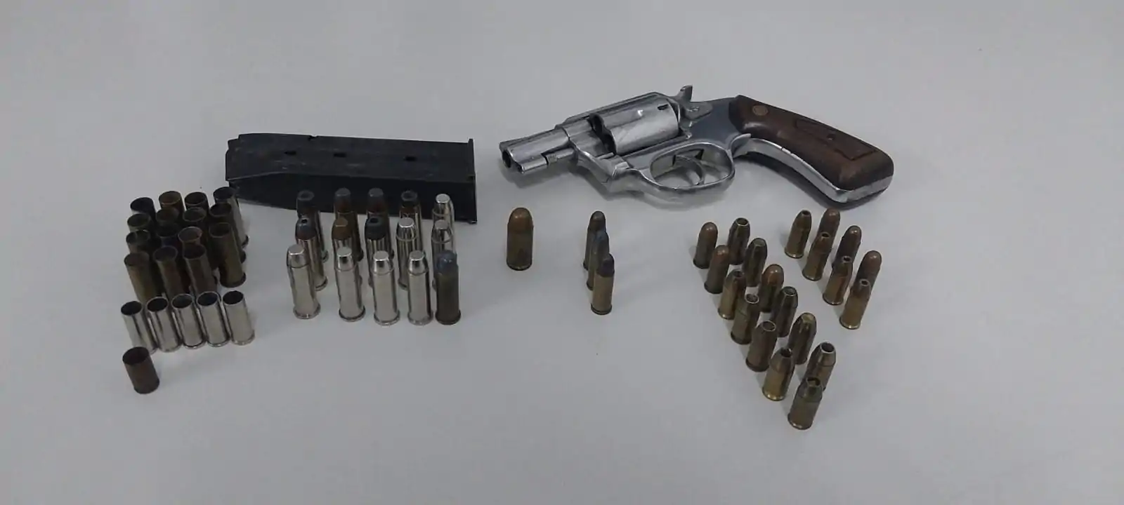 Homem é preso com arma de uso restrito após ameaçar familiares durante churrasco em Itaquá