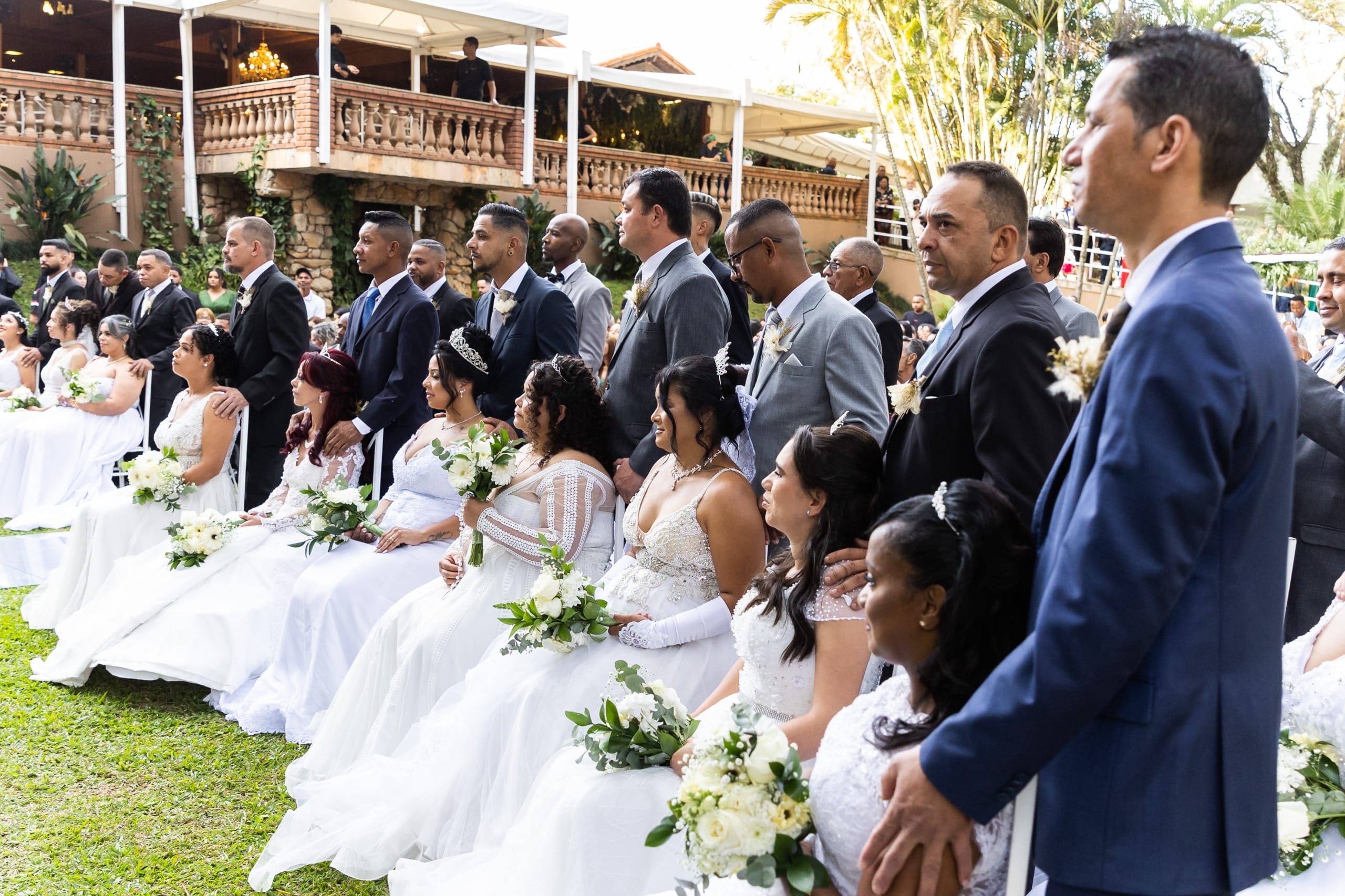 Casamento comunitário oficializa união de 28 casais em Arujá