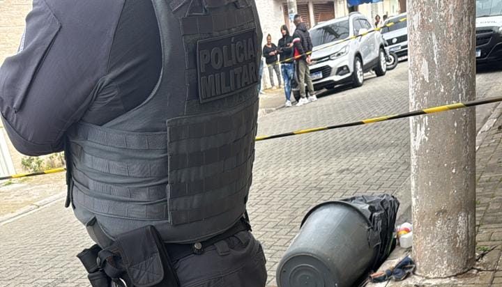 Homem é preso suspeito de ocultar corpo de mulher em lixeira, em Poá; vídeo