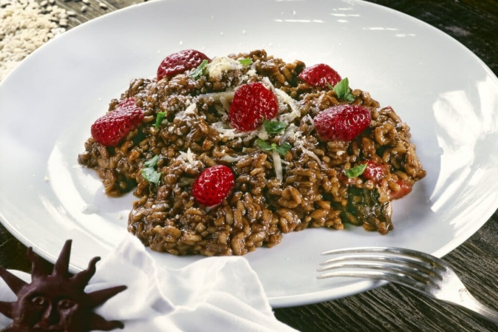 Risoto de chocolate em um prato branco