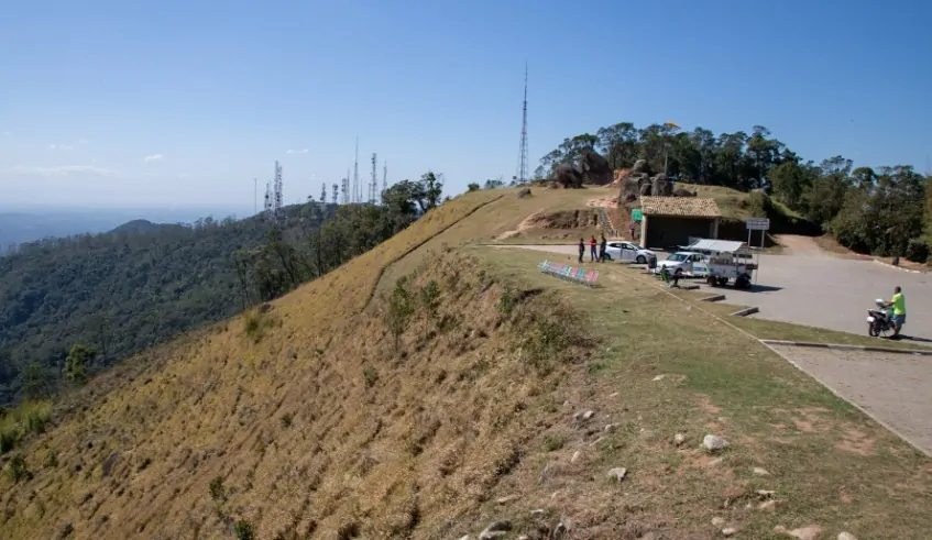 Acidente de parapente no Pico do Urubu deixou homem com coluna lesionada, diz Bombeiros