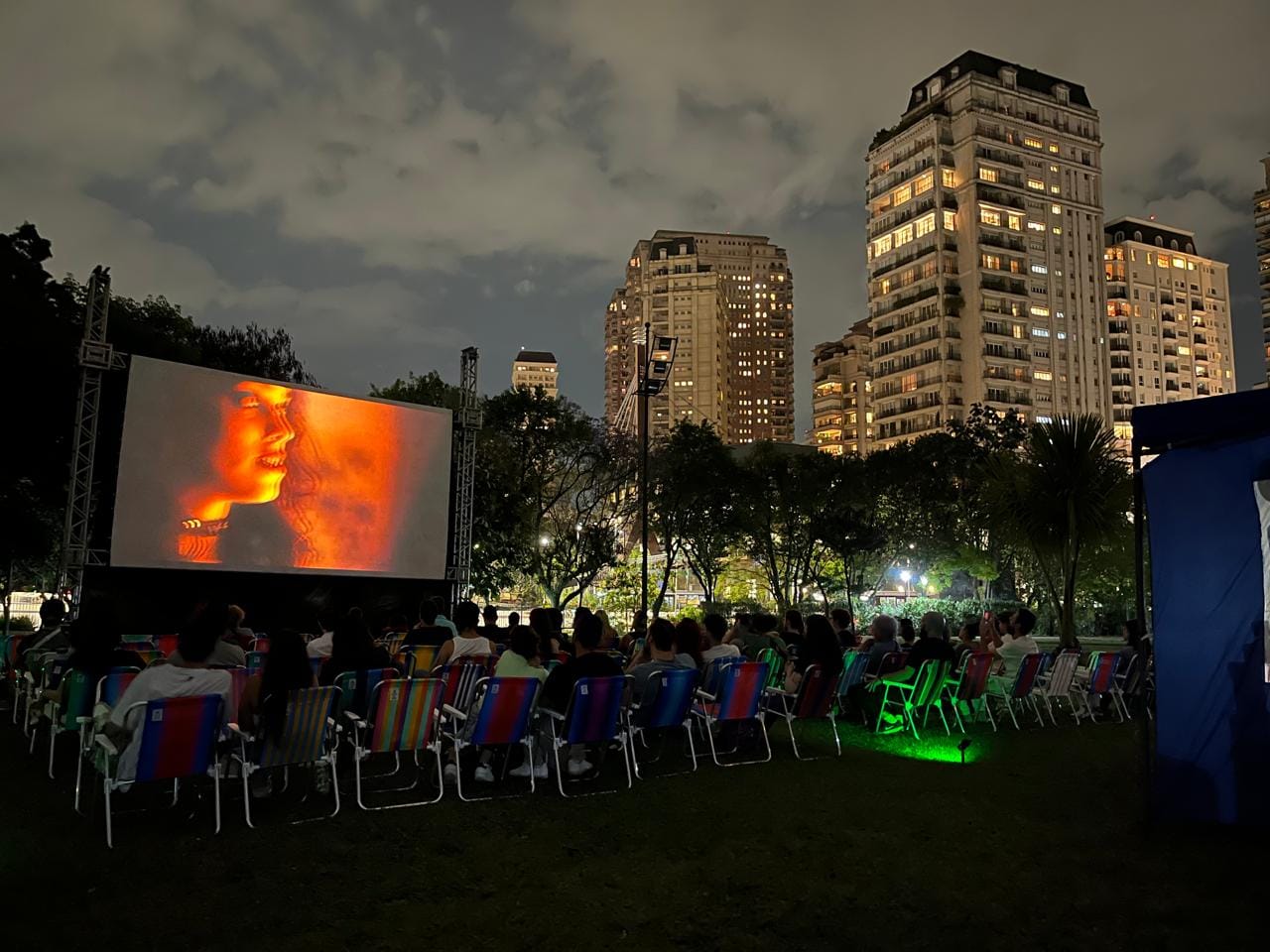Cinema na Praça exibe filmes de forma gratuita no Parque da Cidade, em Mogi