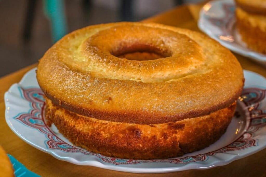bolo de fubá em prato branco