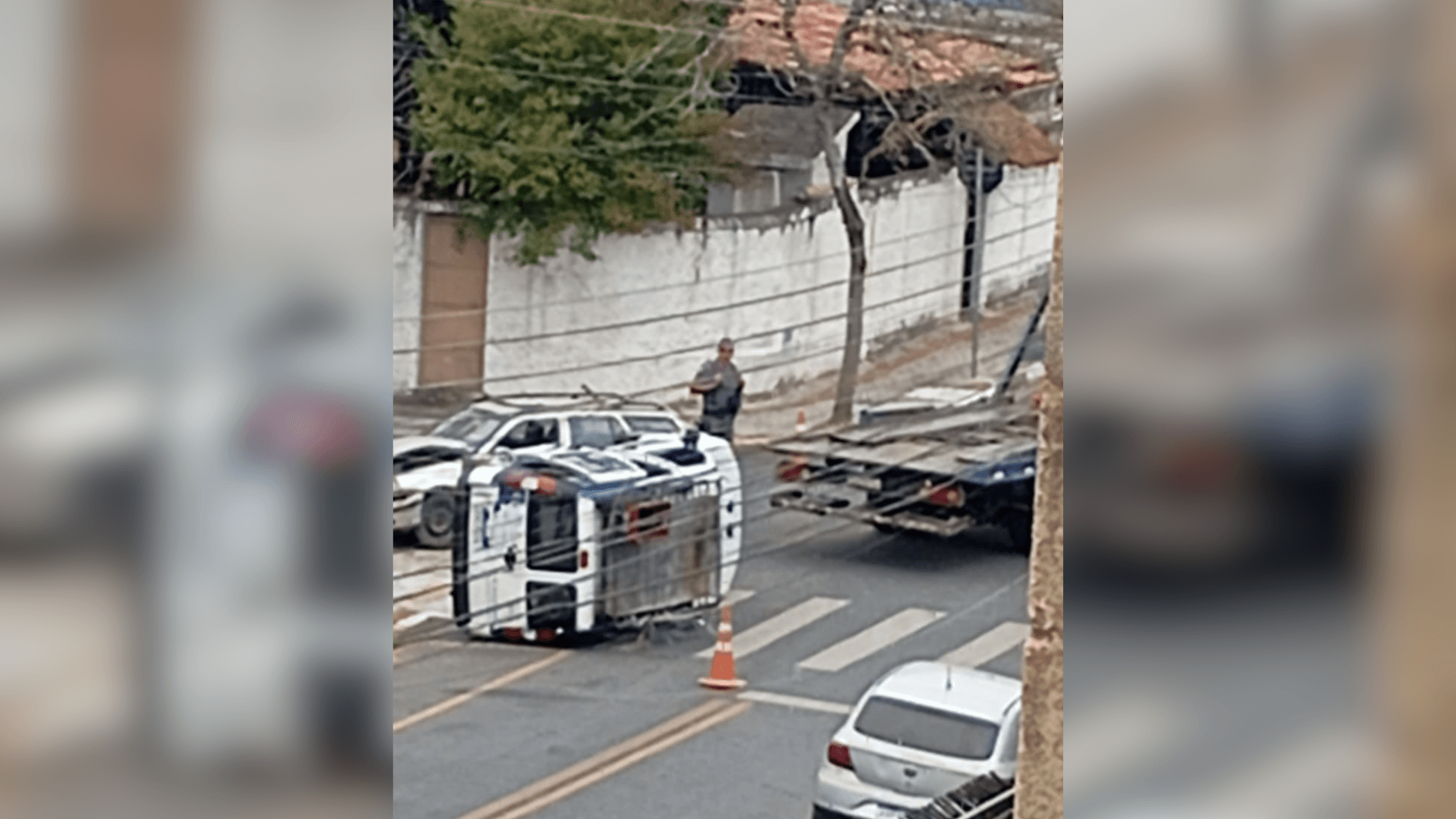 Carro da Prefeitura de Guararema capota em acidente de trânsito