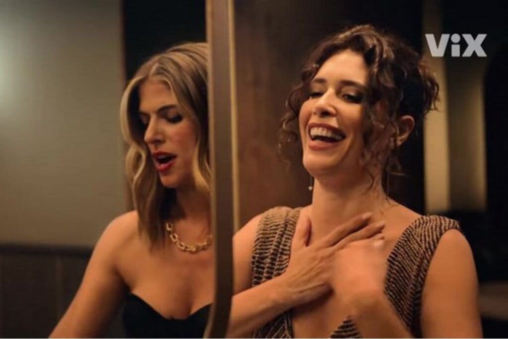 Duas mulheres em frente a um espelho sorrindo em cena da novela Me Diga O Que Quer De Verdade