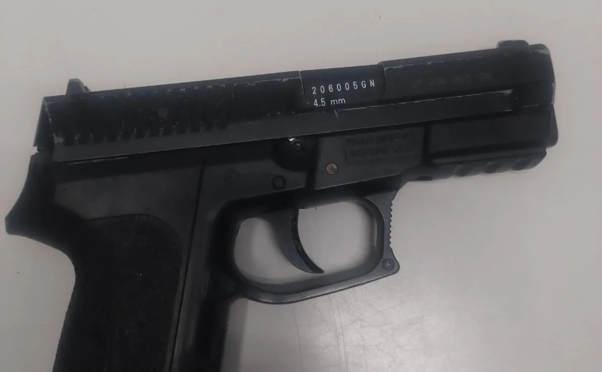 Homem é preso após ameaçar mulher e filhas com arma falsa em Itaquaquecetuba