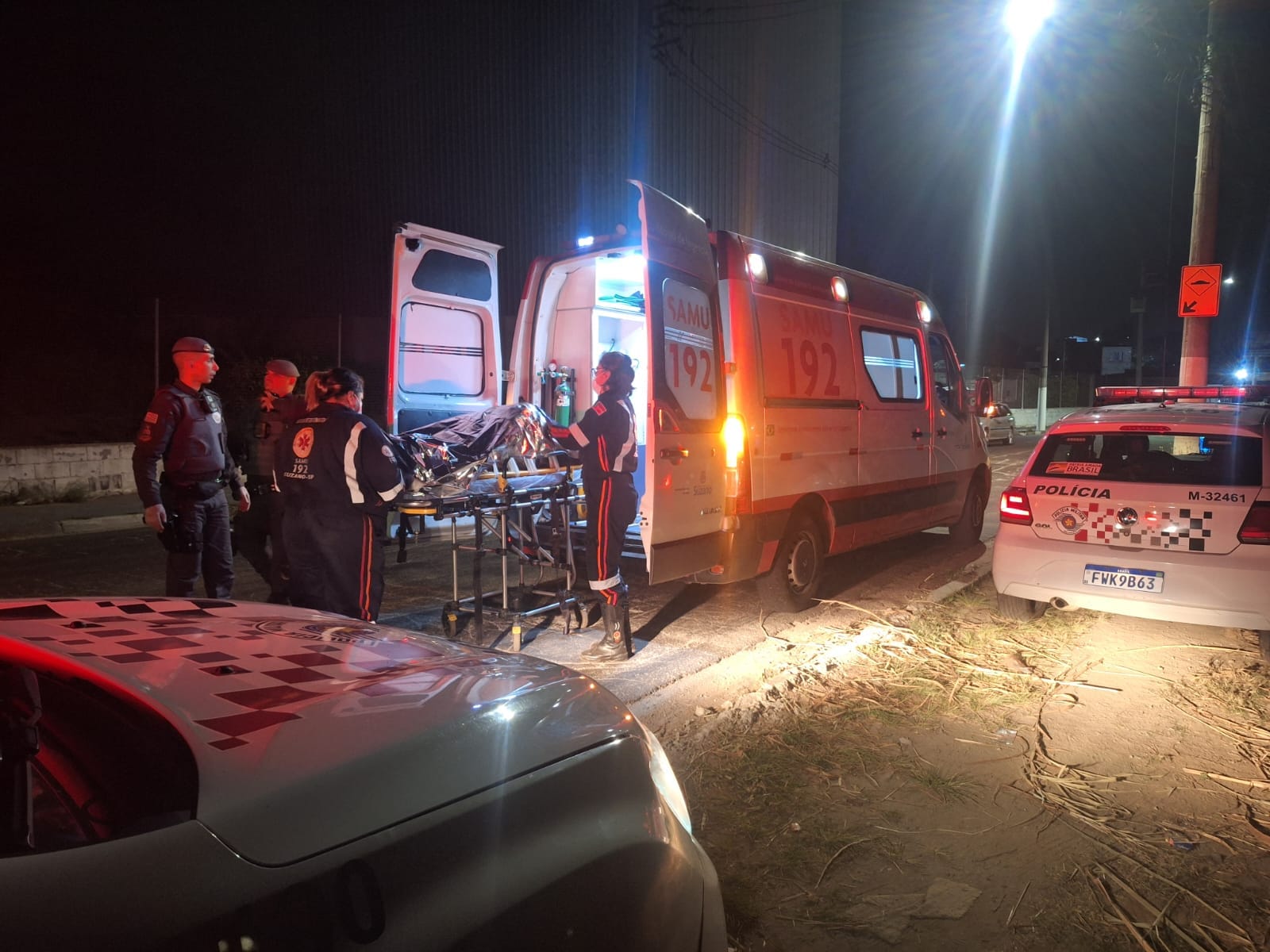 Idoso é resgatado por policiais militares após cair em córrego em Suzano