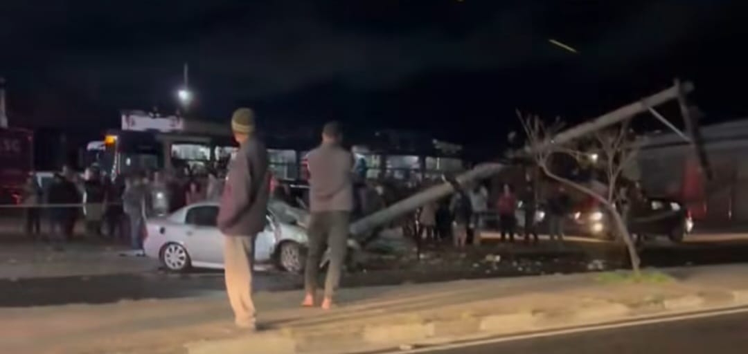 Duas pessoas ficam gravemente feridas após carro colidir contra poste, em Mogi