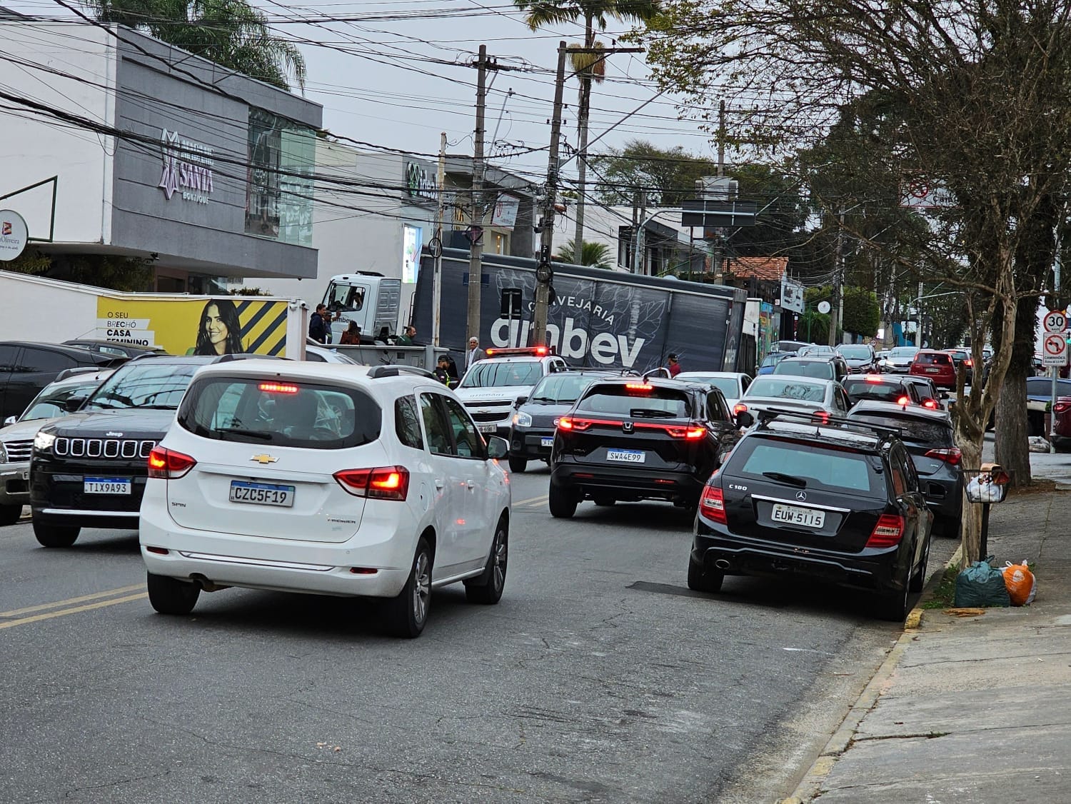 Caminhão travado deixa trânsito impedido na rua Agostinho Caporalli, no bairro Vila Oliveira