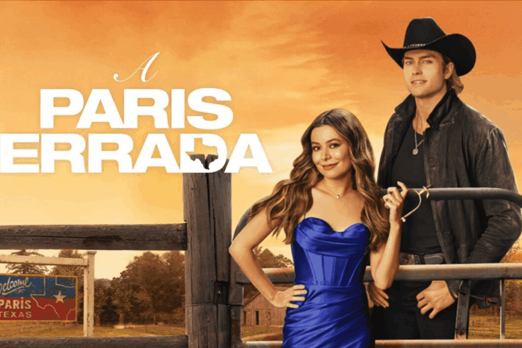 Mulher de vestido azul e homem de chapéu de caubói posando em frente a uma cerca com pôr do sol ao fundo e uma placa escrita “Welcome to Paris Texas”
