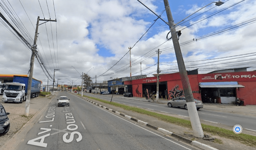 Duas pessoas ficam feridas após carro bater em poste em Mogi das Cruzes