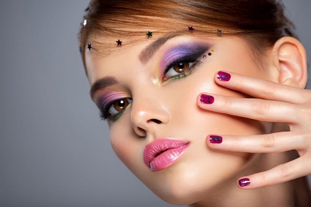 Veja como combinar sombras coloridas nos olhos