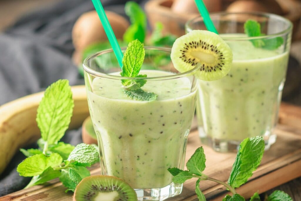 Dois copos com vitamina de kiwi com banana e quinoa