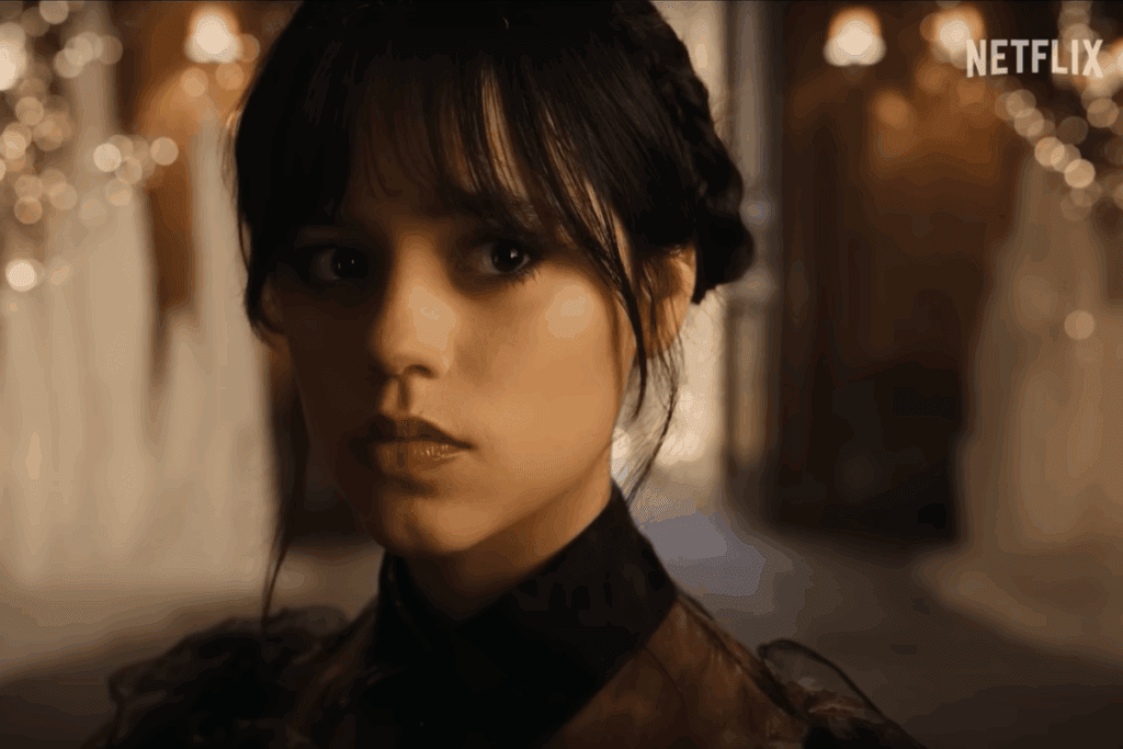 Wandinha, personagem da série "Wandinha", de cabelos presos e com expressão séria