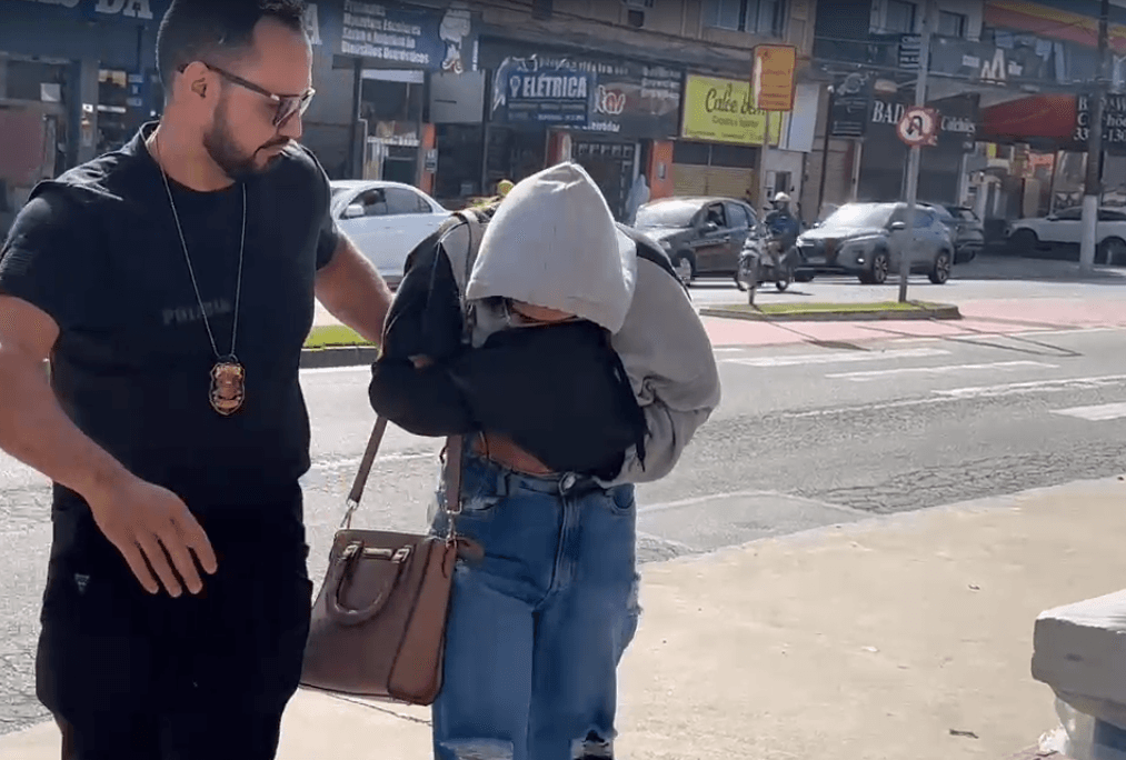 Mãe do Pedrinho foi presa em Guarujá | Reprodução/Ariane Barbosa